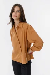 Camisa de seda color tostado, con cuello clásico y mangas abullonadas.