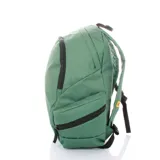 Mochila Caterpillar color rosa con logo negro estampado en el frente. Tiene un compartimento principal con cierre, un bolsillo frontal con cierre vertical y dos bolsillos laterales con cierre. Las correas son ajustables y acolchadas.