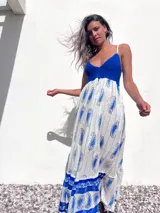 Vestido largo de algodón con estampado de cachemir en blanco y azul. Presenta un corpiño de crochet azul y tirantes finos.