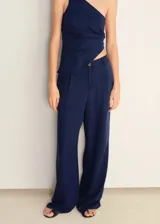 Pantalón wide leg azul marino de lyocell con pinzas, tiro medio, cierre con cremallera y botón, trabillas y bolsillos laterales.
