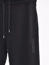 Pantalón de jogging color verde oliva con cintura elástica ajustable con cordón, bolsillos laterales y rodilleras reforzadas.