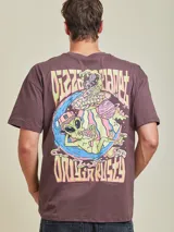 Remera oversized de algodón color hueso, con diseño gráfico en el pecho.