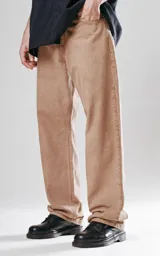Pantalón beige de corte amplio y pierna recta, con diseño relajado.