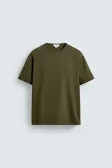 Camiseta verde militar de corte holgado confeccionada en tejido de algodón compacto. Cuello redondo con ribete doble y mangas cortas.