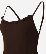 Enterito corto color verde oliva, de breteles finos, escote con volados y detalle de elástico en la espalda. Confeccionado con viscosa certificada.