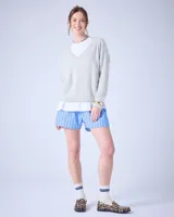 Sweater negro de cashmere cepillada con cuello en V, corte oversize, mangas largas y terminaciones acanaladas.