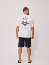 Remera blanca de algodón con logo de la marca Rusty estampado en el frente.