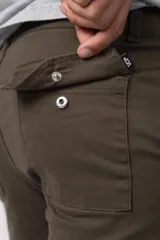 Bermuda cargo negra de gabardina con spandex, con bolsillos amplios con broche metálico, cintura con pasadores y etiqueta tejida VCP.