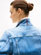 Campera de jean celeste de corte slim, con cuello inglés, cierre de botones, dos bolsillos tipo sobre abotonados en el pecho y puños con botón.