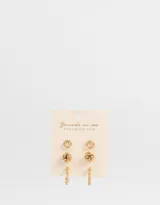 Set de tres pares de aros dorados con cierre a presión. Incluye un par de aros tipo botón con detalle de strass, un par de aros tipo botón con diseño de nudo y un par de aros tipo argolla texturizada.