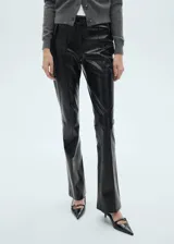 Pantalón negro de corte skinny con efecto piel.