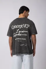 Remera color durazno con cuello redondo y mangas cortas. Estampas con tipografía manuscrita en el frente y la espalda.