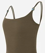 Body femenino color marrón, ajustado, con escote en U y breteles finos dobles que incorporan un adorno de cuentas de carey en el hombro. El tejido es texturizado.