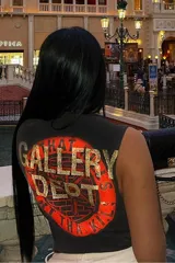 Musculosa gris oscuro de algodón elastizado con estampado rojo y dorado con la inscripción "Gallery Dept" en la espalda.