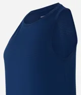 Musculosa deportiva azul marino de microfibra texturizada con cuello redondo y bajo redondeado.