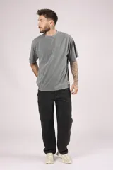 Camiseta de manga corta color gris oscuro con efecto lavado (acid wash) y cuello redondo. Corte holgado.