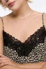 Musculosa con estampado animal print en tonos negro, blanco y verde oliva, con escote en V y detalle de encaje negro en el borde. Tirantes finos ajustables.