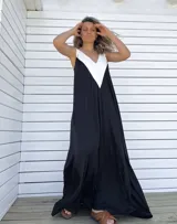 Vestido largo negro con escote en V blanco y corte holgado.