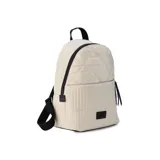Mochila de tela color blanco con diseño capitoneado en la parte superior y textura tipo telar en la parte inferior. Tiene correas negras ajustables, asa superior y bolsillo frontal amplio. Incluye compartimento interno para iPad.