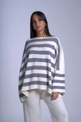 Sweater oversize de Bremer, con rayas horizontales negras y crudas.