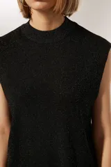 Musculosa azul noche de poliéster con cuello alto y corte ancho.