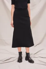 Falda midi negra de viscosa, poliéster y elastano, con corte recto y paneles con costuras a la vista.