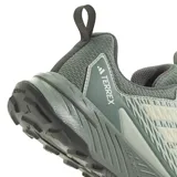 Championes de trail running Adidas Terrex Tracefinder 2 W, color gris con detalles en verde y blanco.