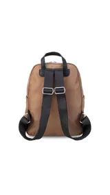 Mochila negra de nylon con cierre principal y dos bolsillos frontales con cierre.