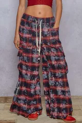 Pantalón de tiro medio con cintura elástica ajustable mediante cordón. Incorpora bolsillos laterales a la altura de las piernas y un corte que se abre ligeramente hacia el ruedo para un efecto acampanado.
