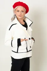 Chaqueta corta de lana con diseño en blanco y negro, con bolsillos frontales y cierre frontal.