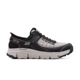 Championes deportivos Skechers Hands Free Slip-ins Summits AT, color negro con detalles en beige. Diseñados con tecnología Heel Pillow, capellada de malla resistente y revestimiento sintético con cordones ajustables.