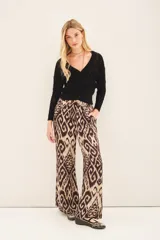 Pantalón palazzo con estampado ikat en tonos marrón y beige, de viscosa y modal, con cintura elástica.