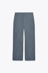 Pantalón de vestir azul con pinzas, tiro alto, corte ancho y trabillas.