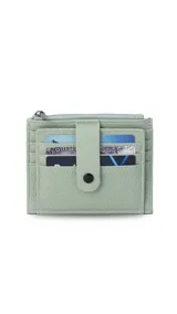 Tarjetero negro de símil cuero con presilla frontal y capacidad para 11 tarjetas. Incluye un visor transparente y un bolsillo con cierre para monedas o billetes.