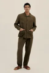 Pantalón de lino premium color verde, con cintura elástica y cordón de algodón, equipado con bolsillos laterales y trasero.