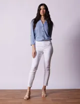 Jegging blanco de algodón, marca Sound Style. Diseño skinny de tiro alto, con bolsillos simulados en la parte delantera y bolsillos aplicados en la parte trasera.