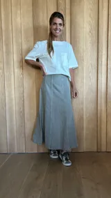 Pollera midi de jean celeste con corte en A y cintura elastizada.