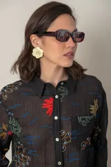 Camisa color caqui con estampado floral, de corte clásico y mangas largas.