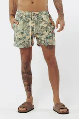 Short de baño estampado con motivos de hojas tropicales en tonos verde, beige y naranja.