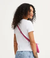 Remera básica de media malla color blanco, con cuello redondo y mangas cortas.