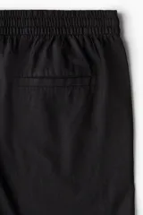Short negro de lino y algodón, con cintura elástica y cordón ajustable.