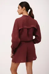 Short color borgoña de lino italiano con elástico en la cintura y bolsillos laterales.