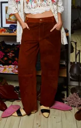 Pantalón de gamuza color marrón, de corte holgado y modelo barrel.