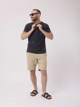 Remera azul con cuello redondo y tapeta con botones. Tiene un acabado desgastado.