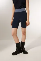 Short negro de calce alto, al cuerpo, con lurex y diseño color block.