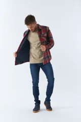 Sobrecamisa de viyela para hombre con interior capitoneado, fit regular, manga larga, cierre con botones, bolsillos y logo en grifa de cuero.