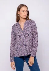 Camisa estampada de manga larga con cuello mao y escote en V, con volados en los hombros.
