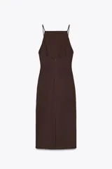 Vestido midi marrón con cuello halter y tirantes finos. Presenta detalle de tejido drapeado y cierre con cremallera oculta en la costura.