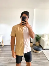 Remera de corte básico con diseño color block en tonos beige y tostado.