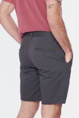 Bermuda de gabardina azul marino, corte recto, con bolsillos laterales y traseros.